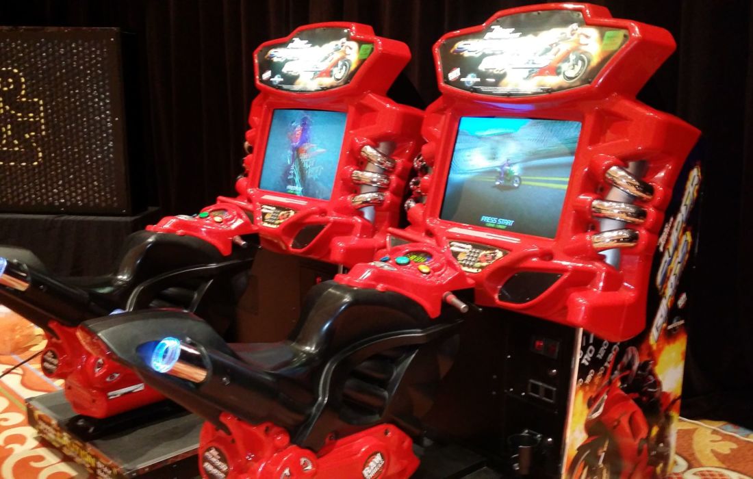 Road-Burners-Sit-down-Motorcycle-2-player-Arcade-Video-Game-1-1